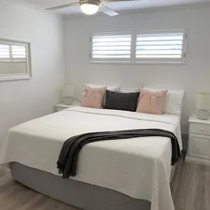  Holiday home Rainbow Dream Newly Renovated Stylish One Bedroom Australia